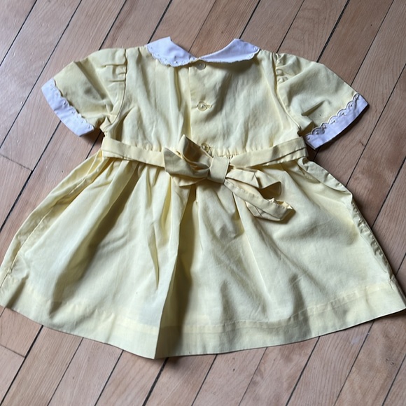 Vintage baby girl yellow dress with smocking and embroidery Peter Pan collar - Picture 3 of 3